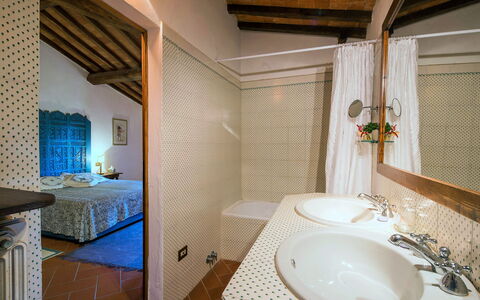 Pozza Di Volpaia: Propiedad, Grifo, Arreglo De Tubería, Lavabo, Edificio, Madera, Baño, Lavabo Del Baño, Diseño De Interiores, Arquitectura