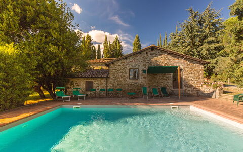 Pozza Di Volpaia: Agua, Cielo, Edificio, Nube, Propiedad, Planta, Azur, Piscina, Árbol, Paisaje Natural
