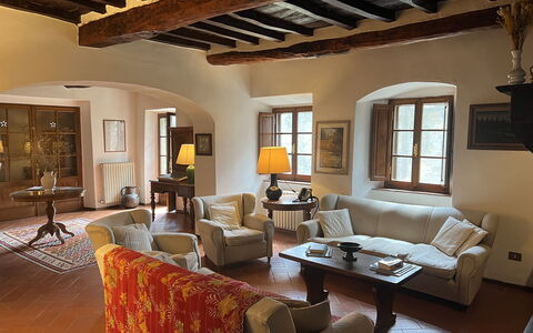 Pozza Di Volpaia: Mesa, Mueble, Sofá, Propiedad, Ventana, Marco, Sala, Diseño De Interiores, Silla, Arquitectura