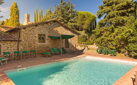 Pozza Di Volpaia: Agua, Cielo, Planta, Edificio, Propiedad, Piscina, Ventana, Naturaleza, Azur, Árbol
