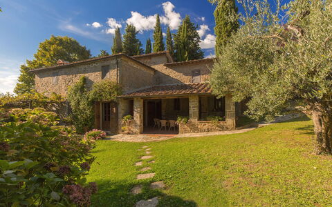 Pozza Di Volpaia: Nube, Cielo, Planta, Edificio, Paisaje Natural, Árbol, El Terreno Del Lote, Ventana, Casa, Cabaña