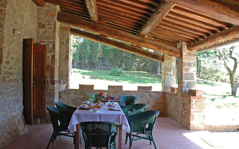 Pozza Di Volpaia: Propiedad, Planta, Mueble, Mesa, Silla, Árbol, Sombra, Diseño De Interiores, Ventana, Madera