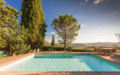 Pozza Di Volpaia: Agua, Cielo, Propiedad, Planta, Nube, Verde, Piscina, Naturaleza, Azur, Árbol