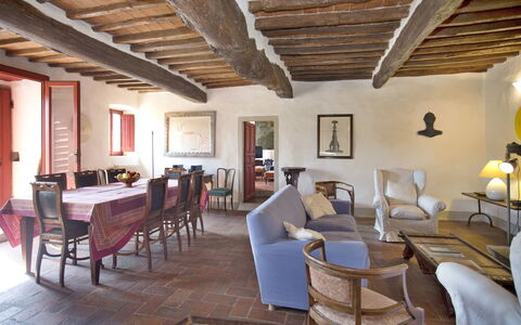 Ricavoli: Habitación, Propiedad, Edificio, Diseño De Interiores, Mueble, Haz, Bienes Raíces, Techo, Sala, Casa