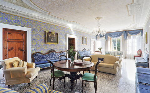 Villa Clara 20: Sala, Habitación, Propiedad, Diseño De Interiores, Edificio, Mueble, Casa, Techo, Amarillo, Bienes Raíces