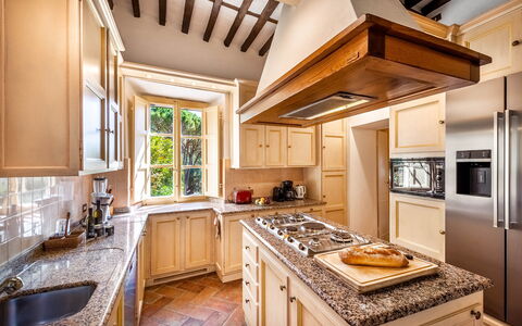 Villa Igea 13: Propiedad, Mueble, Mesa, Gabinetes, Mostrador, Madera, Cocina, Diseño De Interiores, Arquitectura, Comida