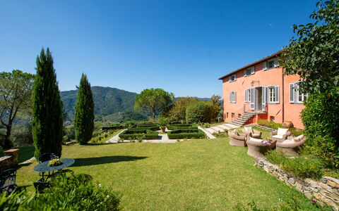 Villa Igea 13: Planta, Cielo, Propiedad, Edificio, Árbol, Paisaje Natural, Ventana, El Terreno Del Lote, Casa, Arbusto