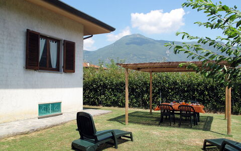 Emilia: Césped, Sombra, Mueble Para Exteriores, Jardín, Cordillera, Patio Interior, Mesa Al Aire Libre, Yarda, Estructura Al Aire Libre, Casa De Campo