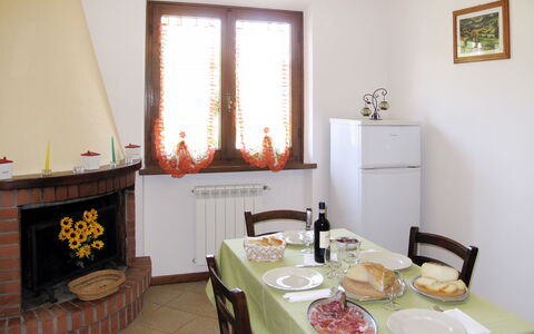 Emilia: Mueble, Diseño De Interiores, Madera, Habitación, Piso, Suelo, Encendiendo, Mesa, Techo, Casa