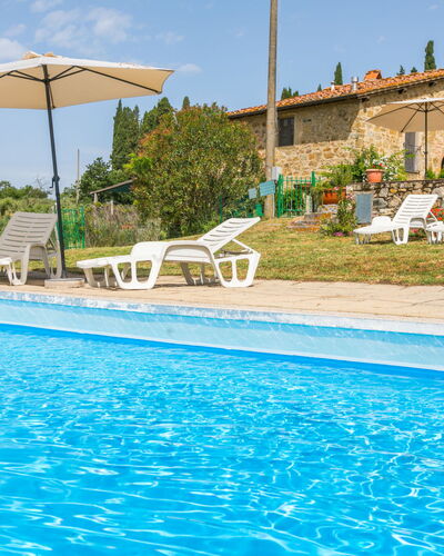 Il Forno: Agua, Edificio, Cielo, Planta, Piscina, Árbol, Naturaleza, Azur, Paraguas, Casa