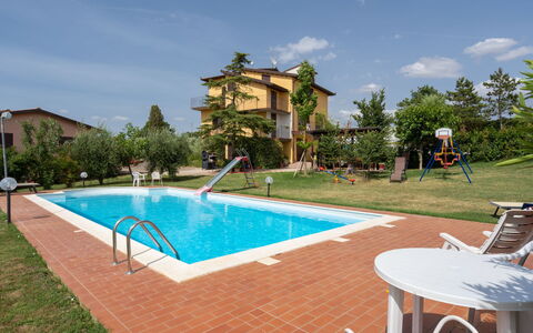San Piero: Agua, Cielo, Propiedad, Edificio, Planta, Nube, Piscina, Árbol, Mueble Para Exteriores, Ocio