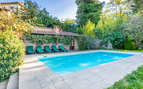Belvedere: Agua, Planta, Cielo, Mueble, Piscina, Azur, Silla, Cuerpo De Agua, Mueble Para Exteriores, Amarillo