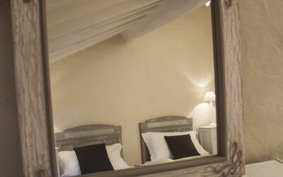 Family Suite Hydro: Espejo, Habitación, Mueble, Marco, Ventana, Yeso, Diseño De Interiores