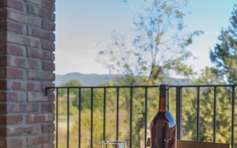 Alle Fornaci: Cielo, Vajilla, Propiedad, Mesa, Botella, Madera, Planta, Edificio, Nube, Porche