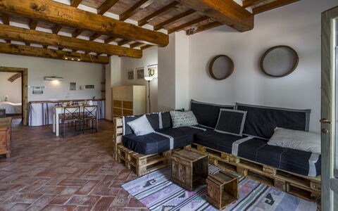 Alle Fornaci: Sofá, Propiedad, Marco, Mesa, Sala, Madera, Diseño De Interiores, Suelo, Edificio, Sofá Cama