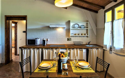 Alle Fornaci: Habitación, Amarillo, Mueble, Propiedad, Diseño De Interiores, Edificio, Techo, Mesa, Casa, Comedor