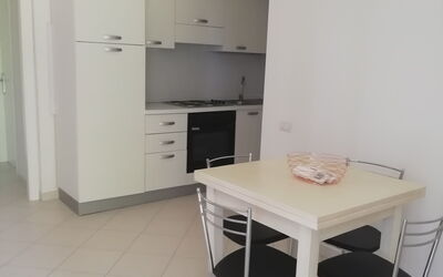 Bilocale 2: Propiedad, Habitación, Mueble, Suelo, Edificio, Diseño De Interiores, Casa, Cocina, Mesa, Bienes Raíces