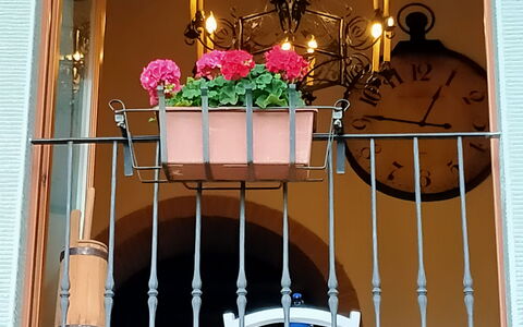 Villa Fusai: Encendiendo, Balcón, Habitación, Arquitectura, Ventana, Casa, Mesa, Mueble, Casa, Edificio