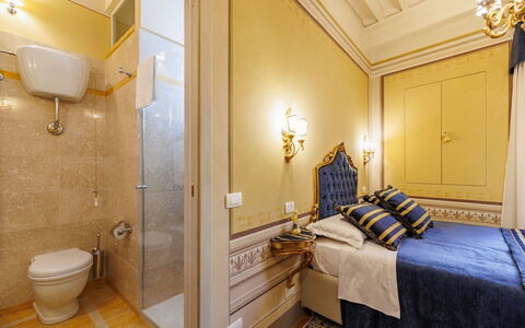 Appartamento Zefferini: Arreglo De Tubería, Edificio, Espejo, Comodidad, Encendiendo, Baño, Madera, Diseño De Interiores, Suelo, Piso