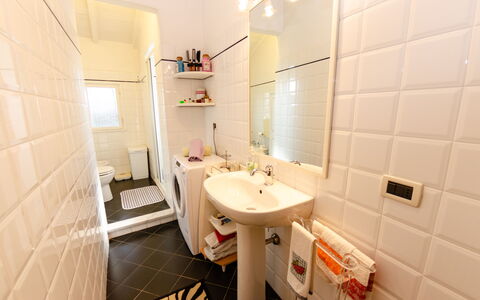 Sinidio: Baño, Propiedad, Habitación, Diseño De Interiores, Bienes Raíces, Loseta, Edificio, Casa, Arreglo De Tubería, Arquitectura