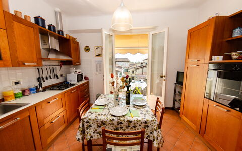 Sinidio: Mostrador, Habitación, Propiedad, Mueble, Cocina, Gabinetes, Edificio, Diseño De Interiores, Casa, Suelo