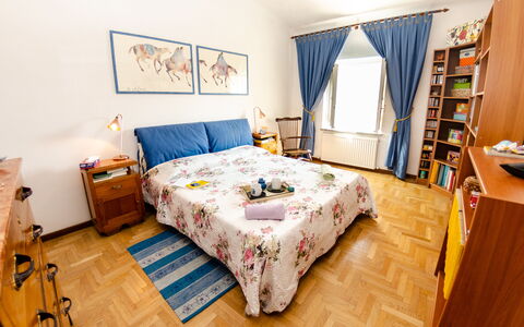 Sinidio: Habitación, Cama, Habitación, Mueble, Propiedad, Sábana, Marco De La Cama, Diseño De Interiores, Lecho, Suelo