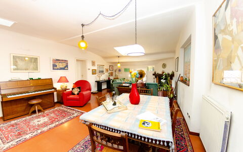 Sinidio: Habitación, Propiedad, Diseño De Interiores, Mueble, Bienes Raíces, Edificio, Casa, Amarillo, Mesa, Comedor