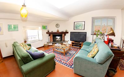 Sinidio: Sala, Mueble, Habitación, Propiedad, Diseño De Interiores, Verde, Sofá, Edificio, Bienes Raíces, Mesa