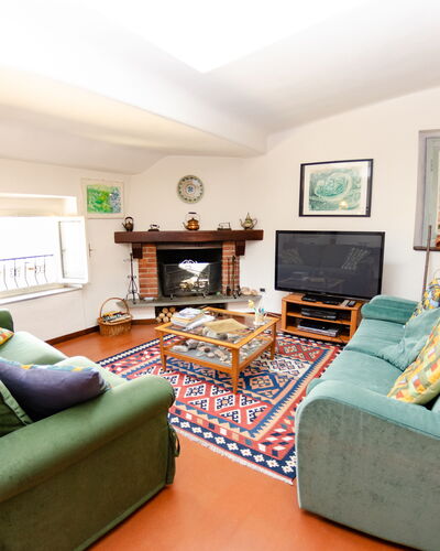 Sinidio: Sala, Mueble, Habitación, Propiedad, Diseño De Interiores, Verde, Sofá, Edificio, Bienes Raíces, Mesa