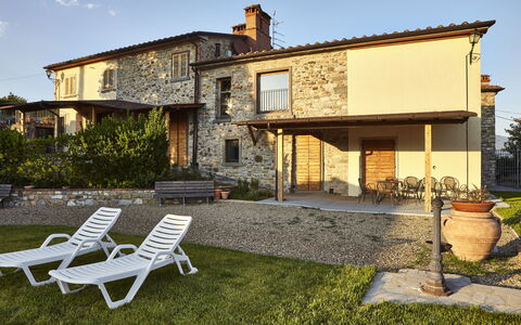 Villa Cincinelli: Edificio, Casa, Propiedad, Casa, Cabaña, Bienes Raíces, Fachada, Casa De Campo, Villa, Patio Interior