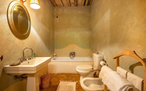 Lavacchio 14: Espejo, Grifo, Arreglo De Tubería, Propiedad, Lavabo, Lavabo Del Baño, Baño, Edificio, Diseño De Interiores, Comodidad