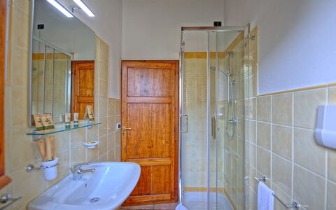 Borgo Mulignone: Baño, Habitación, Propiedad, Edificio, Casa, Bienes Raíces, Suelo, Diseño De Interiores, Loseta, Casa
