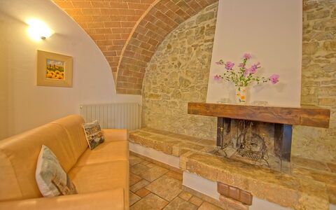 Borgo Mulignone: Habitación, Propiedad, Pared, Diseño De Interiores, Edificio, Arquitectura, Mueble, Suelo, Sala