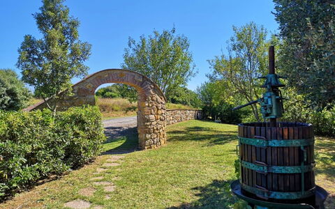 Villa Martina: Árbol, Hierba, Arquitectura, El Terreno Del Lote, Arco, Paisaje, Jardín, Planta, Casa, Bosque