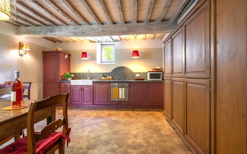 Casa Di Giulio: Mueble, Diseño De Interiores, Cocina, Piso, Gabinetes, Mostrador, Madera, Techo, Suelo, Aparato De Cocina