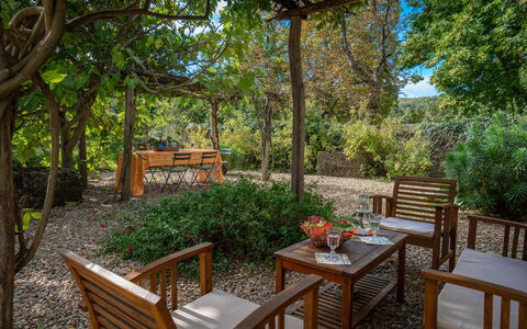 Casa Di Giulio: Mueble, Arbusto, Mueble Para Exteriores, Jardín, Planta De La Comunidad, Sombra, Mesa Al Aire Libre, Primavera, Cobertura Del Suelo