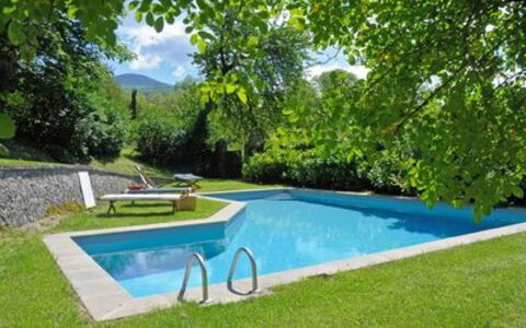 Casa Dell'ambasciatore: Agua, Planta, Piscina, Cielo, Árbol, Mueble Para Exteriores, Nube, Paisaje Natural, Paisaje, Hierba