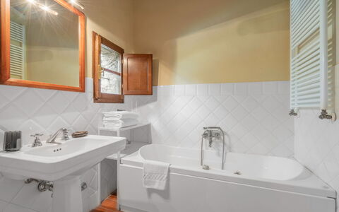 Casa Dell'ambasciatore: Baño, Arreglo De Tubería, Bañera, Piso, Diseño De Interiores, Suelo, Grifo, Lavabo, Plomería, Loseta