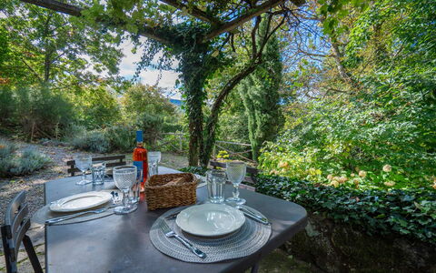 Casa Dell'ambasciatore: Vegetación, Mueble, Arbusto, Planta De La Comunidad, Mesa, Mueble Para Exteriores, Mesa Al Aire Libre, Luz De Sol, Primavera, Jardín