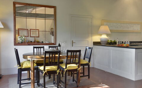 Casa Dell'ambasciatore: Mueble, Diseño De Interiores, Pared, Piso, Madera, Mesa, Suelo, Cocina Y Comedor Mesa, Comedor, Encendiendo