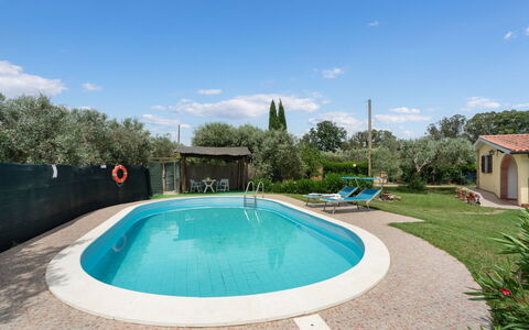 Villa Il Cipresso: Agua, Cielo, Nube, Planta, Propiedad, Piscina, Azur, Árbol, Cuerpo De Agua, Ocio