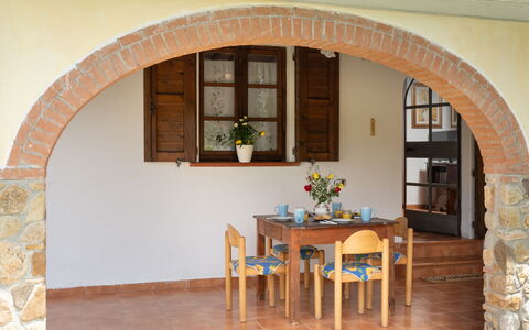 Villa Il Cipresso: Mesa, Mueble, Ventana, Edificio, Madera, Planta De Casa, Planta, Silla, Diseño De Interiores, Casa