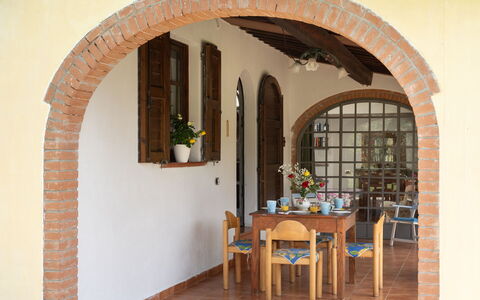 Villa Il Cipresso: Mueble, Mesa, Maceta, Flor, Planta De Casa, Planta, Madera, Edificio, Ventana, Silla