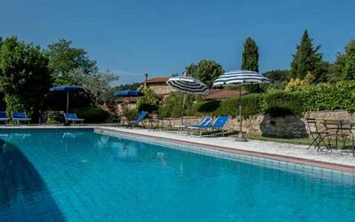 La Fonte Di Trequanda: Agua, Planta, Cielo, Piscina, Árbol, Mueble Para Exteriores, Silla, Edificio, Balneario, Ocio