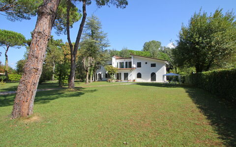 Villa with Garden