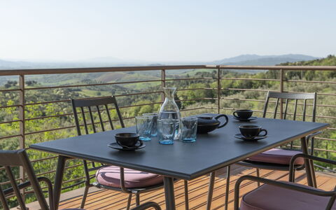 Sequerciani: Propiedad, Mesa, Mueble, Habitación, Casa, Bienes Raíces, Mesa Al Aire Libre, Cubierta, Mesa De Café, Techo