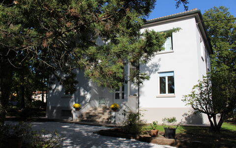 Villa La Casa Bianca: Propiedad, Casa, Casa, Edificio, Bienes Raíces, Árbol, Barrio Residencial, Barrio, Arquitectura, Inmuebles