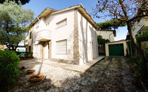 Angelina: Propiedad, Casa, Casa, Edificio, Bienes Raíces, Arquitectura, Barrio Residencial, Inmuebles, Barrio, Cielo