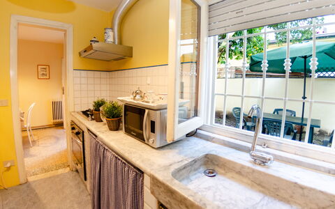 Angelina: Propiedad, Habitación, Mostrador, Edificio, Diseño De Interiores, Casa, Mueble, Bienes Raíces, Amarillo, Cocina