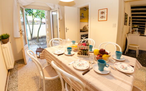 Angelina: Habitación, Propiedad, Mueble, Mesa, Diseño De Interiores, Edificio, Comedor, Casa, Bienes Raíces, Casa